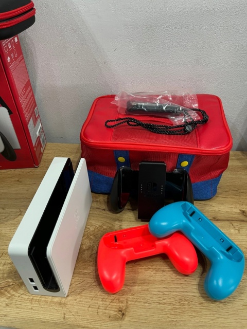 Konsola Nintendo Switch OLED + Akcesoria Używana