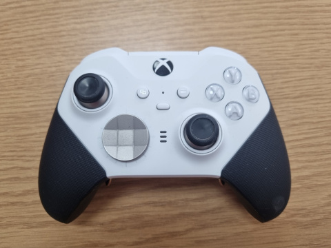 Oryginalny Pad Kontroler Microsoft Xbox Elite 2 biało-czarny + dodatkowe łopatki | Używany Oryginalny Pad Kontroler Microsoft Xbox Elite 2 biało-czarny + dodatkowe łopatki | Używany