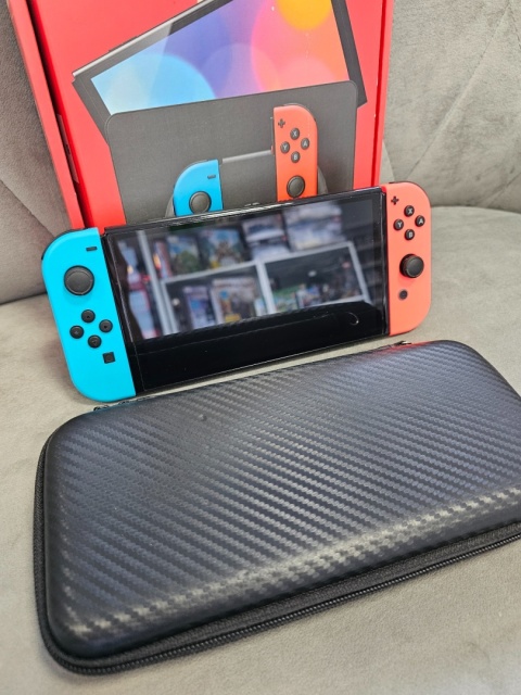 Konsola Nintendo Switch OLED Niebiesko Czerwona + Pokrowiec Używana Konsola Nintendo Switch OLED Niebiesko Czerwona + Pokrowiec Używana