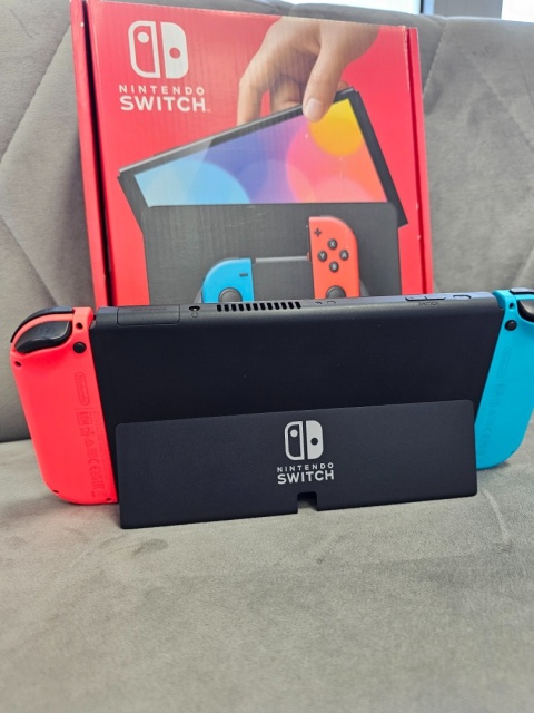 Konsola Nintendo Switch OLED Niebiesko Czerwona + Pokrowiec Używana Konsola Nintendo Switch OLED Niebiesko Czerwona + Pokrowiec Używana