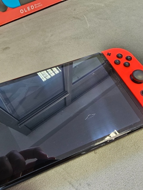 Konsola Nintendo Switch OLED Niebiesko Czerwona + Pokrowiec Używana Konsola Nintendo Switch OLED Niebiesko Czerwona + Pokrowiec Używana
