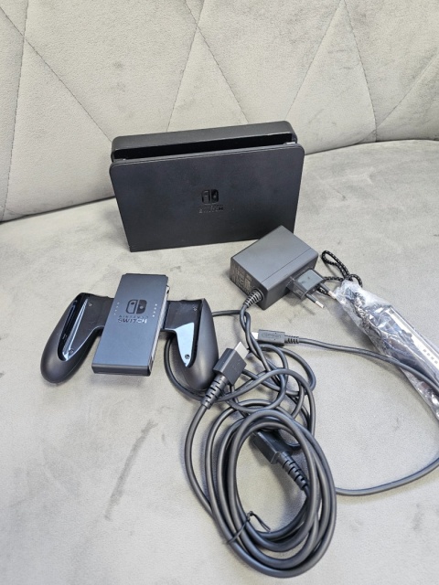 Konsola Nintendo Switch OLED Niebiesko Czerwona + Pokrowiec Używana Konsola Nintendo Switch OLED Niebiesko Czerwona + Pokrowiec Używana