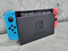Konsola Nintendo Switch Niebiesko Czerwone + Karta Pamięci 128 GB | Używane