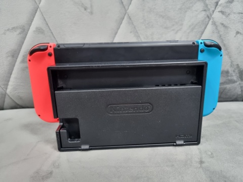 Konsola Nintendo Switch Niebiesko Czerwone + Karta Pamięci 128 GB | Używane Konsola Nintendo Switch Niebiesko Czerwone + Karta Pamięci 128 GB | Używane