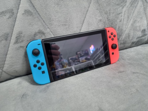 Konsola Nintendo Switch Niebiesko Czerwone + Karta Pamięci 128 GB | Używane Konsola Nintendo Switch Niebiesko Czerwone + Karta Pamięci 128 GB | Używane