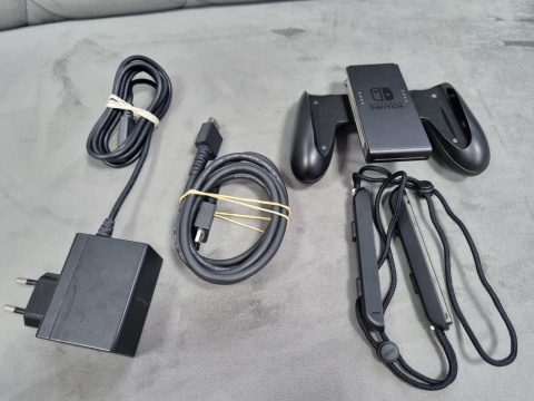 Konsola Nintendo Switch Niebiesko Czerwone + Karta Pamięci 128 GB | Używane Konsola Nintendo Switch Niebiesko Czerwone + Karta Pamięci 128 GB | Używane