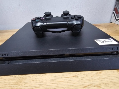 Konsola PlayStation 4 Slim 750GB + Oryginalny Pad DualShock 4 | Używana Konsola PlayStation 4 Slim 750GB + Oryginalny Pad DualShock 4 | Używana