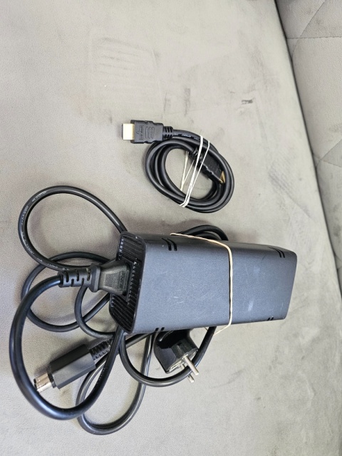 Konsola Xbox 360 S + Oryginalny Pad Halo 4 Edycja Limitowana | Używana Konsola Xbox 360 S + Oryginalny Pad Halo 4 Edycja Limitowana | Używana